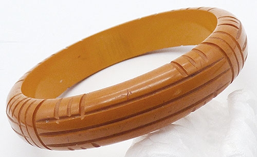 Bakelite, Celluloid, Galalith - Grooved Butterscotch Bakelite Bangle