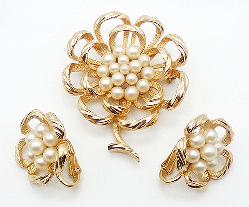 Sets & Parures - Trifari Pearl Flower Brooch Set