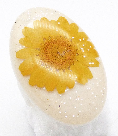 Florals - White Lucite Yellow Daisy Ring