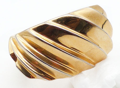 Trend 2022: Stackable Bangles - Gold Tone Chunky Pleated Hinged Bracelet