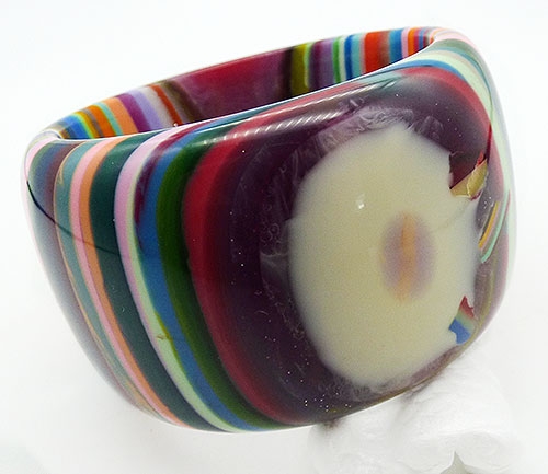 Trend Spring-Summer 2023: Stackable Cuffs - Sobral Wide Rainbow Stripe Resin Bangle