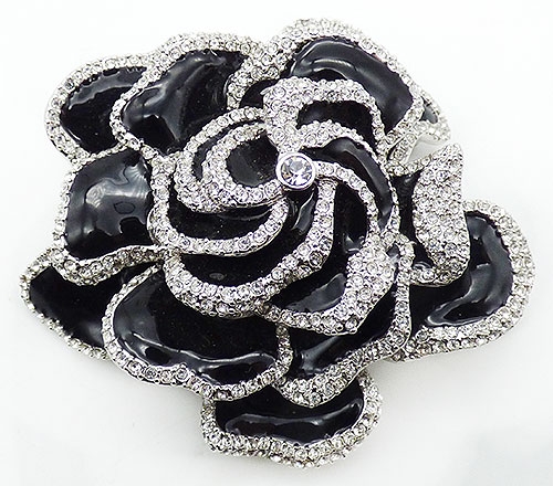 Trend Spring Summer 2023: Big Blooms Jewelry - Joan Rivers Black Flower Brooch