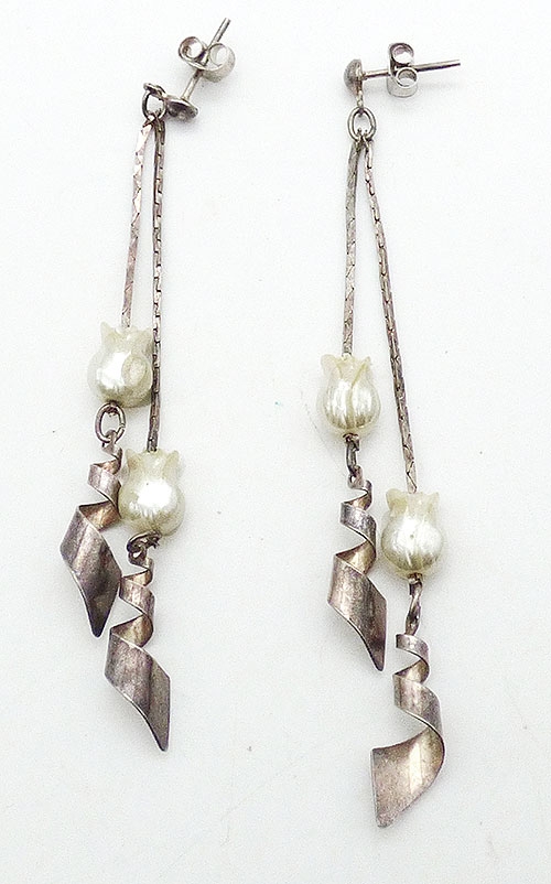 Trend Spring Summer 2023: Shoulder Duster Earrings - Faux Pearl Tulip Silver Chain earrings