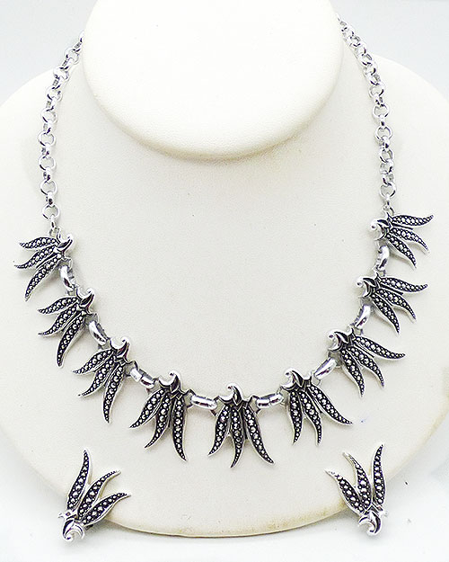 Newly Added German Eloxal Triple Leaf Necklace Set